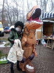Dinozaur i Julita na targowisku 19.12.2020 r. r