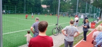 Mecz piłki nożnej przed piknikiem